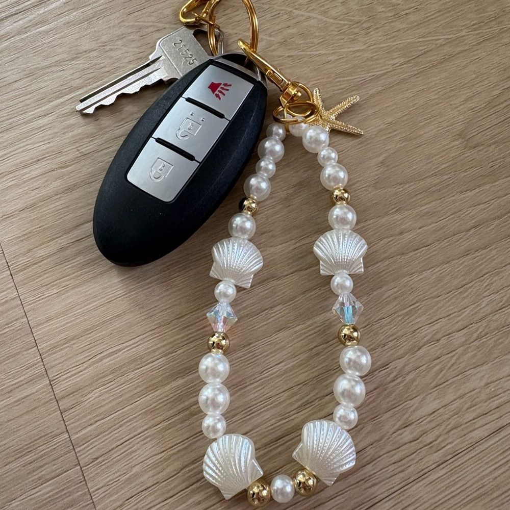 Handmade Coastal Seashell Keychain with 14k Gold Filled Starfish Clasp - Picture 2 of 6